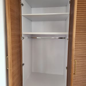 ארון עץ פתוח עם מדפים ומוט תלייה