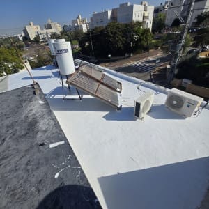 גג עם איטום לבן ודוד שמש