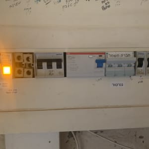 לוח חשמל עם מפסקים ודלקת נורית חיווי