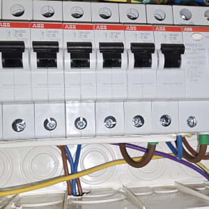 לוח חשמל עם מפסקים וחוטים צבעוניים