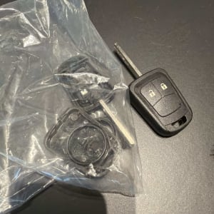 מפתח רכב וחלקים נוספים בשקית פלסטיק