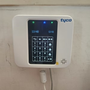 מכשיר אינטרקום עם מסך מקשים ותצוגה דיגיטלית