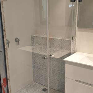 מקלחת עם ראש גשם ודלת זכוכית