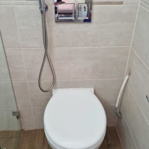 אסלה עם ברז מים בחדר אמבטיה מודרני