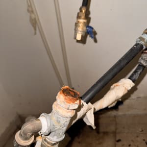 צינורות חלודים עם חיבורים במצב תחזוקה