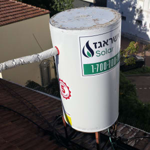 דוד שמש מותקן על גג עם צינורות וחיבורים