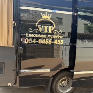 רכב לימוזינה עם מספר טלפון על הדלת