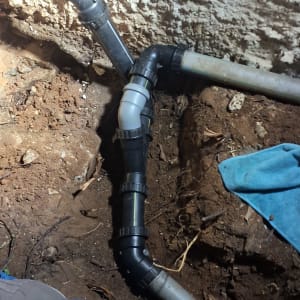 צינורות פלסטיק מחוברים באדמה עם מחברים