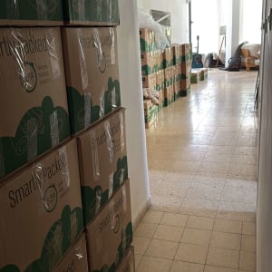 ארגזים מסודרים במסדרון, חלק מתהליך ארגון בית