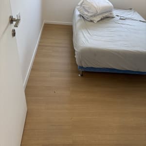 רצפת פרקט בחדר שינה עם מיטה