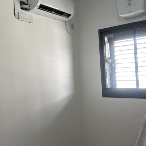 מזגן מותקן על קיר לבן בחדר