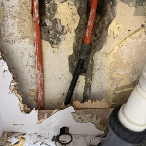 צינורות ותשתית אינסטלציה בקיר חשוף