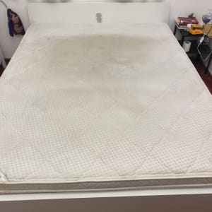 מזרן עם כתמים על מיטה בחדר שינה