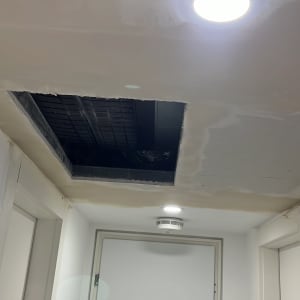 תקרה עם חור לתיקון, תאורה עגולה, גלאי עשן