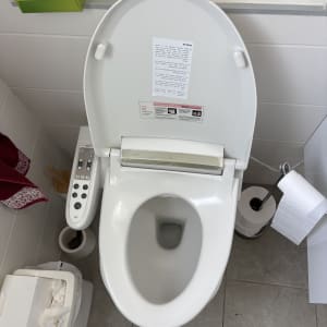 התקנת מושב בידה חשמלי על גבי אסלה עם ניאגרה סמויה
