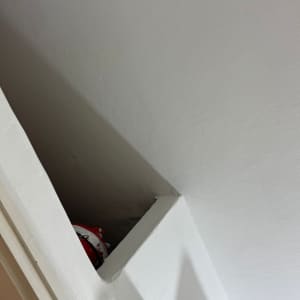 קיר צבוע בלבן