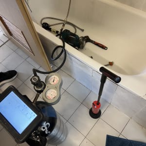 כלים וציוד לאיתור נזילות באמבטיה