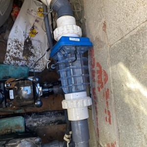 צנרת בריכה עם מסנן ומחברים