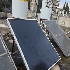דודי שמש וקולטים על גג בניין