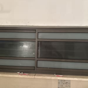 חלון אלומיניום עם זכוכית חלבית