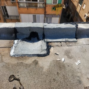 תיקון גג עם זפת ואיטום על גג בטון