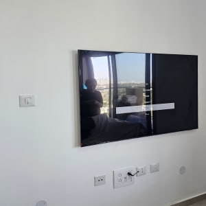 טלוויזיה מותקנת על קיר עם שקעים חשמליים