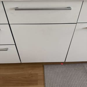 ארונות מטבח עם ידיות מתכת ומספריים על השיש