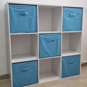 מדף עם קופסאות אחסון כחולות