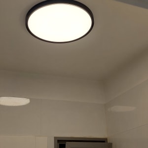 תאורה עגולה בתקרה ותאורה מלבנית על הקיר