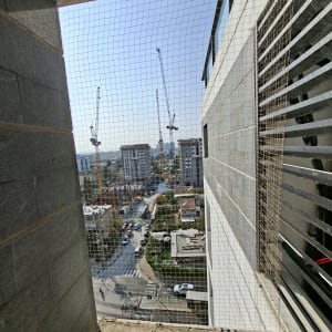 רשת למניעת כניסת יונים במרפסת בניין