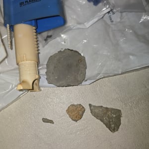 חלקי צנרת וכלים על משטח עבודה