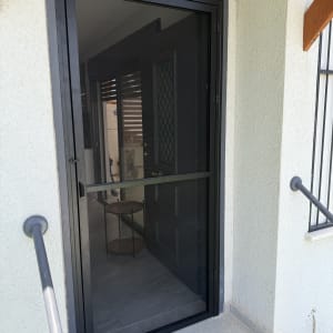דלת אלומיניום שחורה עם רשת