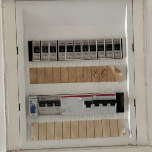 לוח חשמל עם מפסקים ומתגים שונים