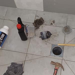 כלים וחומרים לתיקון צנרת על רצפת חדר אמבטיה