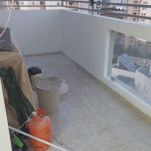 מרפסת עם כלי עבודה לצביעה, גליל צבע וגז