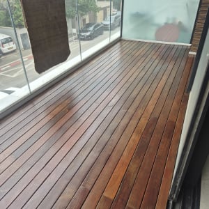 רצפת עץ במרפסת עם מעקה זכוכית