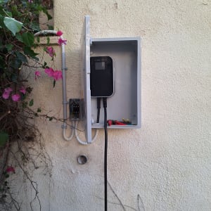 ארון חשמל פתוח עם כבלים וכלי עבודה