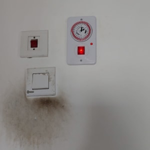 מתגי חשמל על קיר עם סימני לכלוך