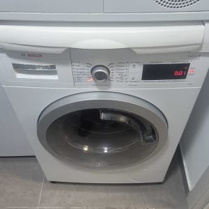 מכונת כביסה בוש עם לוח בקרה ותצוגה דיגיטלית