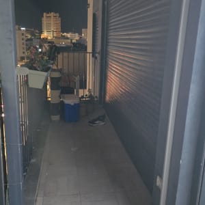 מרפסת עם עציצים ונעל בלילה