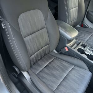 מושבי רכב נקיים עם ריפוד בד כהה