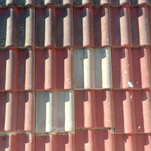 תמונה של רעפים על גג