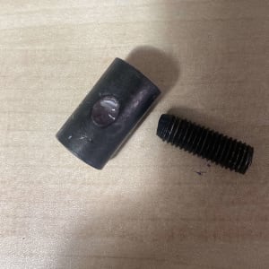 חלקי מתכת קטנים על שולחן, קשורים למנעולנות