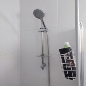 ראש מקלחת עם בקבוק בסל תלוי