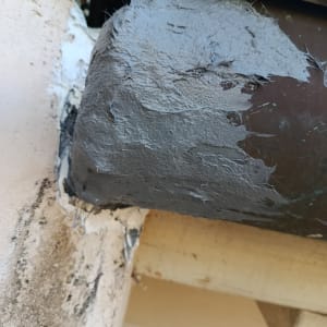 תיקון גג עם חומר איטום