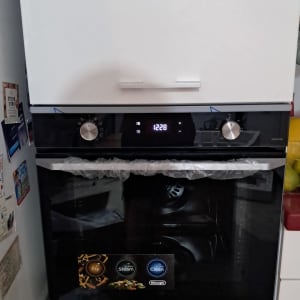 תנור אפייה עם תצוגה דיגיטלית במטבח