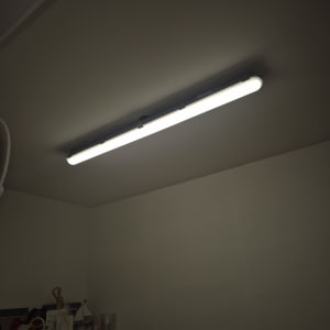 תאורת פלורסנט מותקנת על תקרה בחדר פנימי