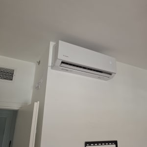 מזגן מותקן על קיר בחדר פנימי