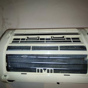 יחידת מזגן פתוחה על קיר לבן