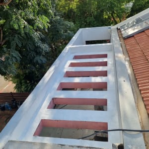 גג עם פתחים מלבניים צבוע בלבן וורוד